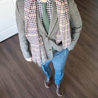 Mehrfarbigen Schal mit Karomuster kombinieren – 14 Herren Outfits: Entscheiden Sie sich für ein graues Sakko und einen mehrfarbigen Schal mit Karomuster für einen entspannten Wochenend-Look. Fühlen Sie sich mutig? Ergänzen Sie Ihr Outfit mit dunkelbraunen Leder Brogues.