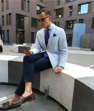 Welche Anzughosen mit brauner Slipper mit Quasten zu tragen – 500+ Sommer Herren Outfits: Paaren Sie ein hellblaues Sakko mit einer Anzughose für einen stilvollen, eleganten Look. Braune Slipper mit Quasten sind eine kluge Wahl, um dieses Outfit zu vervollständigen. Schon haben wir ein schöner Look im Sommer.
