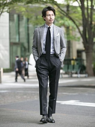 30 Jährige: Graues Sakko kombinieren – 500+ Elegante Herren Outfits: Vereinigen Sie ein graues Sakko mit einer dunkelgrauen Anzughose, um vor Klasse und Perfektion zu strotzen. Ergänzen Sie Ihr Look mit schwarzen Leder Slippern.