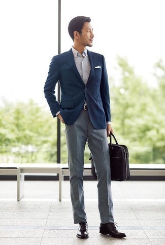 Dunkelbraune Leder Oxford Schuhe kombinieren – 500+ Herren Outfits: Vereinigen Sie ein dunkelblaues Sakko mit einer grauen Anzughose für eine klassischen und verfeinerte Silhouette. Dunkelbraune Leder Oxford Schuhe sind eine ideale Wahl, um dieses Outfit zu vervollständigen.