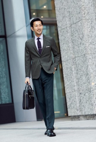 Violette Krawatte kombinieren – 355 Elegante Herren Outfits: Kombinieren Sie ein dunkelgraues Sakko mit einer violetten Krawatte für einen stilvollen, eleganten Look. Machen Sie diese Aufmachung leger mit schwarzen Leder Derby Schuhen.