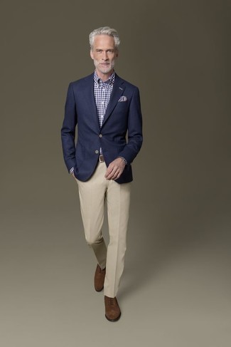 dunkelblaues Sakko, weißes und dunkelblaues Businesshemd mit Vichy-Muster, hellbeige Anzughose, braune Wildleder Oxford Schuhe für Herren