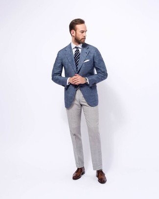 Blaue horizontal gestreifte Krawatte kombinieren – 500+ Herren Outfits: Tragen Sie ein blaues Sakko und eine blaue horizontal gestreifte Krawatte für eine klassischen und verfeinerte Silhouette. Komplettieren Sie Ihr Outfit mit braunen Leder Oxford Schuhen.
