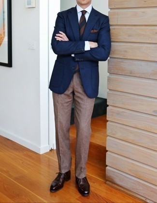 Dunkelbraunes Einstecktuch kombinieren – 469 Elegante Herren Outfits: Für ein bequemes Couch-Outfit, entscheiden Sie sich für ein dunkelblaues Sakko und ein dunkelbraunes Einstecktuch. Fühlen Sie sich mutig? Ergänzen Sie Ihr Outfit mit dunkelbraunen Chukka-Stiefeln aus Leder.