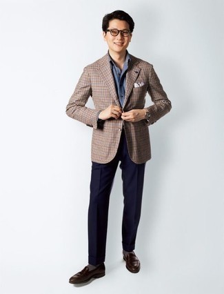 Dunkelblaues Chambray Businesshemd kombinieren – 437 Herren Outfits: Kombinieren Sie ein dunkelblaues Chambray Businesshemd mit einer dunkelblauen Anzughose für einen stilvollen, eleganten Look. Fühlen Sie sich mutig? Komplettieren Sie Ihr Outfit mit dunkelbraunen Leder Slippern.