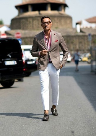 40 Jährige: Dunkelbraune Leder Slipper kombinieren – 250 Herren Outfits: Kombinieren Sie ein beige Sakko mit einer weißen Anzughose für einen stilvollen, eleganten Look. Dunkelbraune Leder Slipper sind eine gute Wahl, um dieses Outfit zu vervollständigen.