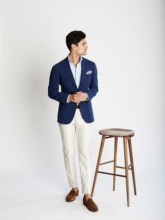 Braune Wildleder Slipper kombinieren – 500+ Herren Outfits: Tragen Sie ein dunkelblaues Sakko und eine weiße Anzughose für einen stilvollen, eleganten Look. Braune Wildleder Slipper sind eine kluge Wahl, um dieses Outfit zu vervollständigen.