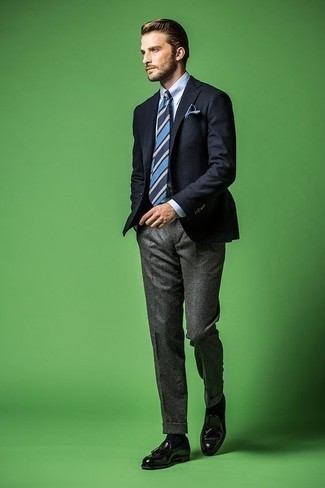 Blaue horizontal gestreifte Krawatte kombinieren – 500+ Herren Outfits: Paaren Sie ein dunkelblaues Sakko mit einer blauen horizontal gestreiften Krawatte für eine klassischen und verfeinerte Silhouette. Schwarze Leder Slipper mit Quasten sind eine ideale Wahl, um dieses Outfit zu vervollständigen.