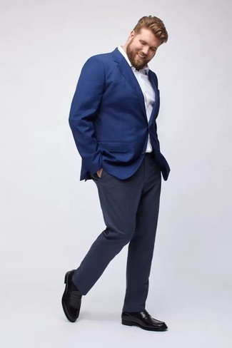 Dunkelblaue Anzughose kombinieren – 699+ Sommer Herren Outfits: Kombinieren Sie ein blaues Sakko mit einer dunkelblauen Anzughose für einen stilvollen, eleganten Look. Schwarze Leder Slipper sind eine gute Wahl, um dieses Outfit zu vervollständigen. Dieser Look ist wunderbar für den Sommer geeignet.