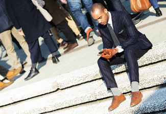 Dunkelbraune Lederhandschuhe kombinieren – 411 Herren Outfits: Tragen Sie ein dunkelblaues vertikal gestreiftes Sakko und dunkelbraunen Lederhandschuhe für einen entspannten Wochenend-Look. Fühlen Sie sich ideenreich? Ergänzen Sie Ihr Outfit mit beige Leder Derby Schuhen.
