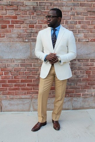 30 Jährige: Braune Derby Schuhe kombinieren – 378 Elegante Herren Outfits warm Wetter: Kombinieren Sie ein weißes Sakko mit einer beige Anzughose für einen stilvollen, eleganten Look. Braune Derby Schuhe sind eine ideale Wahl, um dieses Outfit zu vervollständigen.
