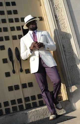 weißes Sakko, weißes Businesshemd, violette Anzughose, weiße und schwarze Leder Oxford Schuhe für Herren