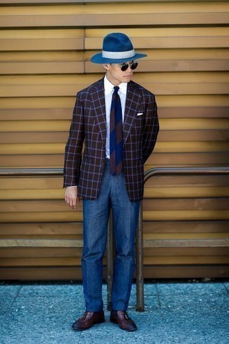 Braunes Sakko mit Karomuster kombinieren – 74 Sommer Herren Outfits: Kombinieren Sie ein braunes Sakko mit Karomuster mit einer blauen Anzughose für eine klassischen und verfeinerte Silhouette. Vervollständigen Sie Ihr Look mit braunen Leder Slippern mit Quasten. So ist das Outfit vollkommen sommertauglich.