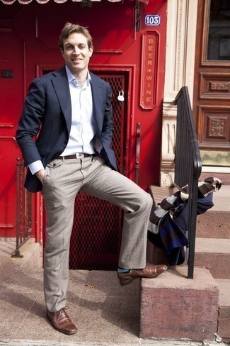 Dunkelblaue horizontal gestreifte Socken kombinieren – 122 Herren Outfits: Ein dunkelblaues Sakko und dunkelblaue horizontal gestreifte Socken vermitteln eine sorglose und entspannte Atmosphäre. Fühlen Sie sich ideenreich? Vervollständigen Sie Ihr Outfit mit braunen Leder Derby Schuhen.