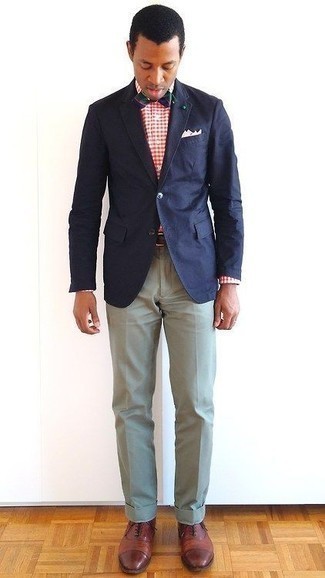 Mintgrüne Hose kombinieren – 18 Elegante Sommer Herren Outfits: Kombinieren Sie ein dunkelblaues Sakko mit einer mintgrünen Hose für einen stilvollen, eleganten Look. Ergänzen Sie Ihr Outfit mit braunen Leder Oxford Schuhen, um Ihr Modebewusstsein zu zeigen. Dieser Look eignet sich ideal für den Sommer.