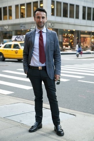 Dunkelrote Krawatte kombinieren – 500+ Herren Outfits: Vereinigen Sie ein blaues Sakko mit einer dunkelroten Krawatte für einen stilvollen, eleganten Look. Suchen Sie nach leichtem Schuhwerk? Komplettieren Sie Ihr Outfit mit schwarzen Doppelmonks aus Leder für den Tag.