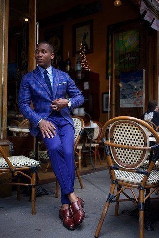 Blaues Sakko mit Schottenmuster kombinieren – 356 Herren Outfits: Vereinigen Sie ein blaues Sakko mit Schottenmuster mit einer blauen Anzughose für einen stilvollen, eleganten Look. Dunkelrote Doppelmonks aus Leder sind eine perfekte Wahl, um dieses Outfit zu vervollständigen.