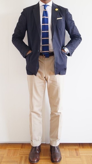 Dunkelblaue horizontal gestreifte Krawatte kombinieren – 448 Elegante Herren Outfits: Kombinieren Sie ein dunkelblaues Sakko mit einer dunkelblauen horizontal gestreiften Krawatte für eine klassischen und verfeinerte Silhouette. Vervollständigen Sie Ihr Look mit braunen Leder Oxford Schuhen.