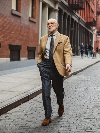 60 Jährige: Wie graues Businesshemd mit hellbeige Sakkos zu kombinieren – 2 Herren Outfits: Entscheiden Sie sich für ein hellbeige Sakko und ein graues Businesshemd für einen für die Arbeit geeigneten Look. Heben Sie dieses Ensemble mit braunen Wildleder Oxford Schuhen hervor.