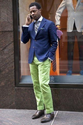Mintgrüne Hose kombinieren – 225 Herren Outfits warm Wetter: Erwägen Sie das Tragen von einem blauen Sakko und einer mintgrünen Hose, um vor Klasse und Perfektion zu strotzen. Entscheiden Sie sich für braunen Leder Brogues, um Ihr Modebewusstsein zu zeigen.