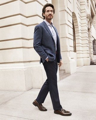 40 Jährige: Dunkelblaue Anzughose kombinieren – 83 Elegante Herren Outfits: Kombinieren Sie ein blaues Sakko mit einer dunkelblauen Anzughose für eine klassischen und verfeinerte Silhouette. Dieses Outfit passt hervorragend zusammen mit braunen Leder Slippern mit Quasten.