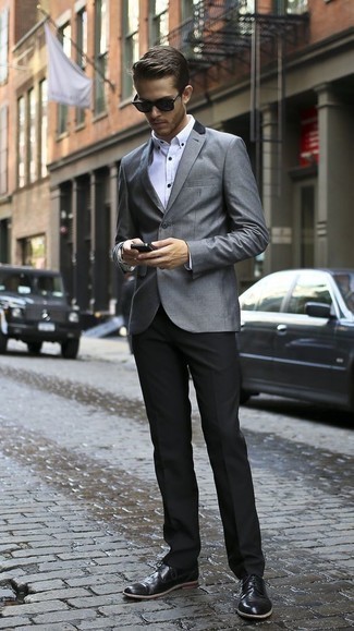 Wie graues Sakko mit schwarzer Leder Derby Schuhe zu kombinieren – 96 Herren Outfits: Kombinieren Sie ein graues Sakko mit einer schwarzen Anzughose für eine klassischen und verfeinerte Silhouette. Vervollständigen Sie Ihr Look mit schwarzen Leder Derby Schuhen.