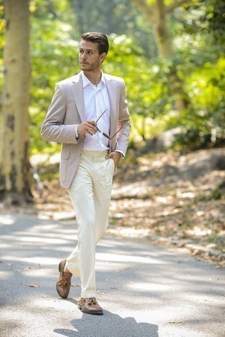 20 Jährige: Wie weißes Businesshemd mit hellbeige Anzughose zu kombinieren – 12 Elegante Herren Outfits: Entscheiden Sie sich für ein weißes Businesshemd und eine hellbeige Anzughose für eine klassischen und verfeinerte Silhouette. Machen Sie diese Aufmachung leger mit beige Leder Slippern mit Quasten.