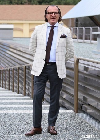 Dunkelbraune Strick Krawatte kombinieren – 135 Herren Outfits: Tragen Sie ein weißes Sakko mit Schottenmuster und eine dunkelbraune Strick Krawatte, um vor Klasse und Perfektion zu strotzen. Ergänzen Sie Ihr Look mit braunen Doppelmonks aus Leder.