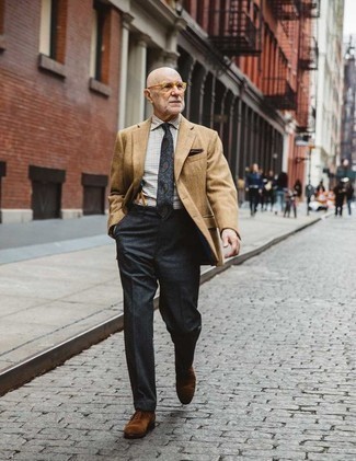 60 Jährige: Dunkelblaue Krawatte mit Paisley-Muster kombinieren – 8 Herren Outfits: Kombinieren Sie ein beige Sakko mit einer dunkelblauen Krawatte mit Paisley-Muster für einen stilvollen, eleganten Look. Braune Wildleder Oxford Schuhe sind eine großartige Wahl, um dieses Outfit zu vervollständigen.