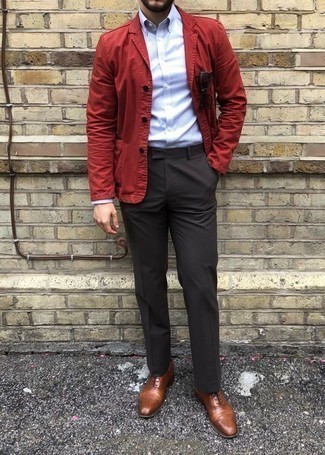 Rotes Sakko kombinieren – 345 Herren Outfits: Vereinigen Sie ein rotes Sakko mit einer dunkelgrauen Anzughose für eine klassischen und verfeinerte Silhouette. Braune Leder Oxford Schuhe sind eine kluge Wahl, um dieses Outfit zu vervollständigen.