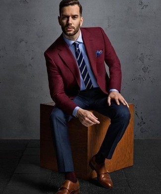 Blaue horizontal gestreifte Krawatte kombinieren – 500+ Herren Outfits: Kombinieren Sie ein dunkelrotes Sakko mit einer blauen horizontal gestreiften Krawatte für einen stilvollen, eleganten Look. Ergänzen Sie Ihr Look mit braunen Doppelmonks aus Leder.