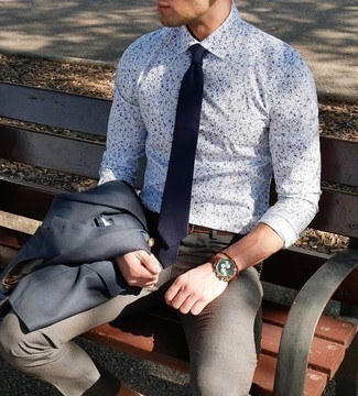 Weißes und dunkelblaues Businesshemd kombinieren – 500+ Herren Outfits: Kombinieren Sie ein weißes und dunkelblaues Businesshemd mit einer grauen Anzughose für eine klassischen und verfeinerte Silhouette.