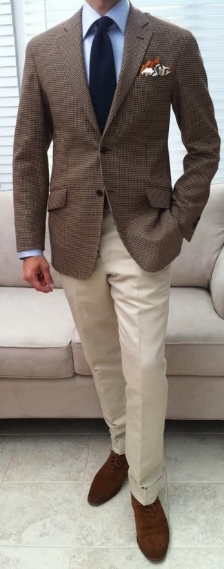 Braune Wildleder Oxford Schuhe kombinieren – 172 Sommer Herren Outfits: Entscheiden Sie sich für ein braunes Sakko mit Karomuster und eine weiße Anzughose für eine klassischen und verfeinerte Silhouette. Fühlen Sie sich mutig? Entscheiden Sie sich für braunen Wildleder Oxford Schuhe. Das ist eindeutig ein perfekt passendes Outfit für Sommerabende!
