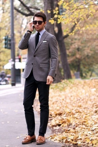 Wie graues Sakko mit schwarzer Hose zu kombinieren – 444 Herren Outfits: Erwägen Sie das Tragen von einem grauen Sakko und einer schwarzen Hose für einen stilvollen, eleganten Look. Wählen Sie beige Leder Slipper mit Quasten, um Ihr Modebewusstsein zu zeigen.