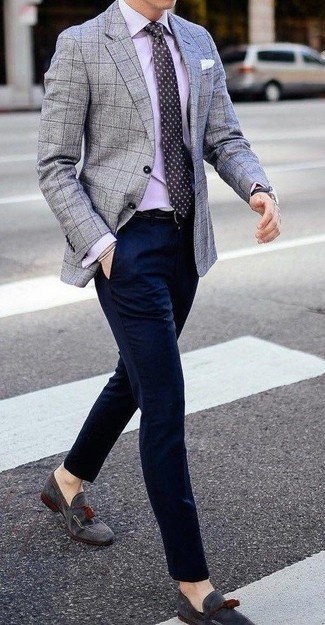 Braune bedruckte Krawatte kombinieren – 156 Sommer Herren Outfits: Machen Sie sich mit einem grauen Sakko mit Karomuster und einer braunen bedruckten Krawatte einen verfeinerten, eleganten Stil zu Nutze. Ergänzen Sie Ihr Look mit grauen Wildleder Slippern mit Quasten. Ein cooler Sommer-Look.