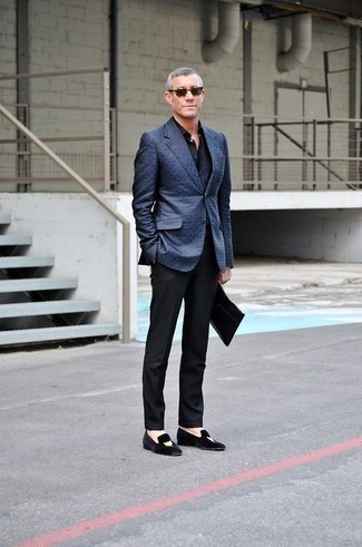 40 Jährige: Welche Businesshemden mit dunkelblauen Sakkos zu tragen – 208 Herren Outfits: Tragen Sie ein dunkelblaues Sakko und ein Businesshemd, um vor Klasse und Perfektion zu strotzen. Schwarze bestickte Samt Slipper sind eine gute Wahl, um dieses Outfit zu vervollständigen.