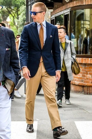 Orange bedruckte Krawatte kombinieren – 99 Herren Outfits warm Wetter: Kombinieren Sie ein dunkelblaues Sakko mit einer orange bedruckten Krawatte, um vor Klasse und Perfektion zu strotzen. Ergänzen Sie Ihr Look mit dunkelbraunen Leder Slippern mit Quasten.