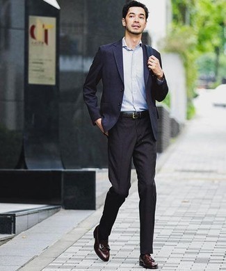 Dunkelrote Leder Slipper kombinieren – 500+ Herren Outfits: Erwägen Sie das Tragen von einem dunkelblauen Sakko und einer schwarzen Anzughose für einen stilvollen, eleganten Look. Dunkelrote Leder Slipper sind eine kluge Wahl, um dieses Outfit zu vervollständigen.