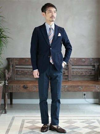 Hellblaue Krawatte kombinieren – 188 Herren Outfits: Entscheiden Sie sich für ein dunkelblaues Sakko und eine hellblaue Krawatte für einen stilvollen, eleganten Look. Schwarze Leder Slipper liefern einen wunderschönen Kontrast zu dem Rest des Looks.