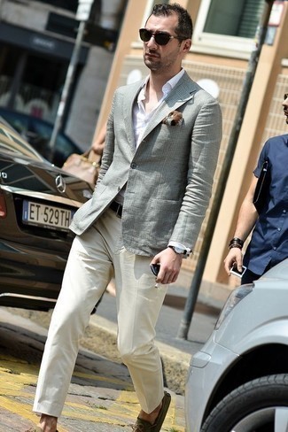 Graues Sakko mit Schottenmuster kombinieren – 500+ Herren Outfits: Kombinieren Sie ein graues Sakko mit Schottenmuster mit einer weißen Anzughose für einen stilvollen, eleganten Look. Fühlen Sie sich mutig? Vervollständigen Sie Ihr Outfit mit olivgrünen Segeltuch Mokassins.