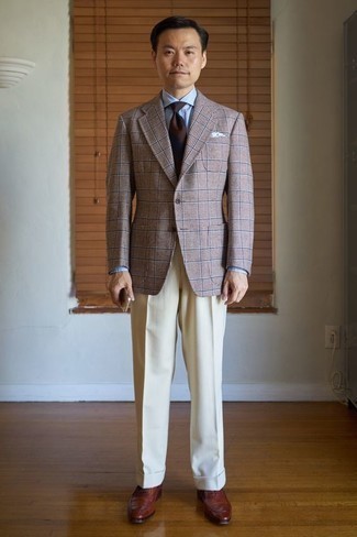 Braune horizontal gestreifte Krawatte kombinieren – 172 Herren Outfits: Machen Sie sich mit einem braunen Sakko mit Schottenmuster und einer braunen horizontal gestreiften Krawatte einen verfeinerten, eleganten Stil zu Nutze. Heben Sie dieses Ensemble mit braunen Leder Oxford Schuhen hervor.