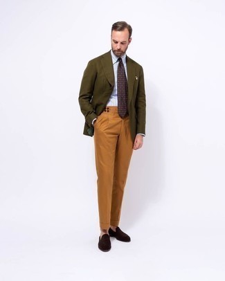Olivgrünes Sakko kombinieren – 500+ Herren Outfits: Kombinieren Sie ein olivgrünes Sakko mit einer rotbraunen Anzughose, um vor Klasse und Perfektion zu strotzen. Komplettieren Sie Ihr Outfit mit dunkelbraunen Wildleder Slippern.