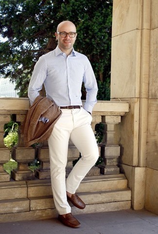 Braune Leder Slipper kombinieren – 1200+ Herren Outfits: Kombinieren Sie ein braunes Sakko mit Schottenmuster mit einer weißen Anzughose für einen stilvollen, eleganten Look. Braune Leder Slipper sind eine perfekte Wahl, um dieses Outfit zu vervollständigen.