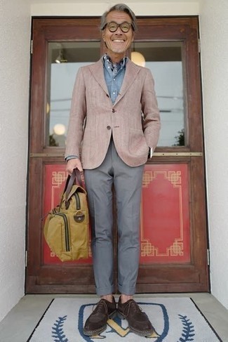 Welche Businesshemden mit grauer Anzughose zu tragen – 500+ Herren Outfits warm Wetter: Kombinieren Sie ein Businesshemd mit einer grauen Anzughose für einen stilvollen, eleganten Look. Wenn Sie nicht durch und durch formal auftreten möchten, entscheiden Sie sich für dunkelbraunen Wildleder Derby Schuhe.