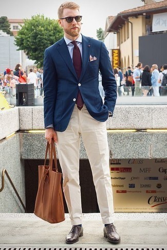 Hellbeige Anzughose kombinieren – 500+ Herren Outfits warm Wetter: Kombinieren Sie ein dunkelblaues Sakko mit einer hellbeige Anzughose, um vor Klasse und Perfektion zu strotzen. Dunkelbraune Leder Oxford Schuhe sind eine ideale Wahl, um dieses Outfit zu vervollständigen.