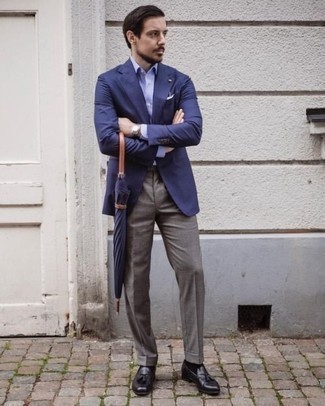 Dunkellila Leder Slipper kombinieren – 84 Herren Outfits: Vereinigen Sie ein blaues Sakko mit einer grauen Anzughose für einen stilvollen, eleganten Look. Komplettieren Sie Ihr Outfit mit dunkellila Leder Slippern.