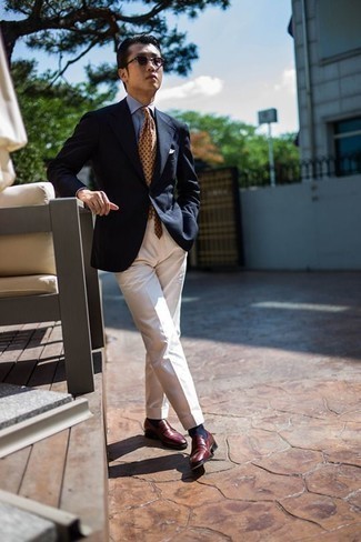 Beige Anzughose kombinieren – 500+ Elegante Sommer Herren Outfits: Kombinieren Sie ein dunkelblaues Sakko mit einer beige Anzughose, um vor Klasse und Perfektion zu strotzen. Dunkelrote Leder Slipper fügen sich nahtlos in einer Vielzahl von Outfits ein. Dieser Look ist im Sommer mehr wegzudenken.