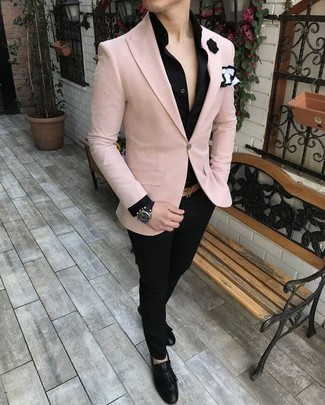 Rosa Sakko kombinieren – 50 Elegante Herren Outfits: Erwägen Sie das Tragen von einem rosa Sakko und einer schwarzen Anzughose für eine klassischen und verfeinerte Silhouette. Schwarze Leder Slipper mit Fransen sind eine kluge Wahl, um dieses Outfit zu vervollständigen.