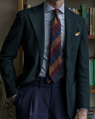 Wie olivgrünes Sakko mit dunkelblauer Anzughose zu kombinieren – 16 Elegante Sommer Herren Outfits: Erwägen Sie das Tragen von einem olivgrünen Sakko und einer dunkelblauen Anzughose, um vor Klasse und Perfektion zu strotzen. Ein tolles Outfit für den Sommer.