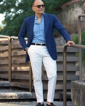40 Jährige: Blaue Jacke kombinieren – 90 Elegante Sommer Herren Outfits: Kombinieren Sie eine blaue Jacke mit einer weißen Anzughose, um vor Klasse und Perfektion zu strotzen. Schwarze Wildleder Slipper sind eine kluge Wahl, um dieses Outfit zu vervollständigen. Das Outfit ist mega für den Sommer.